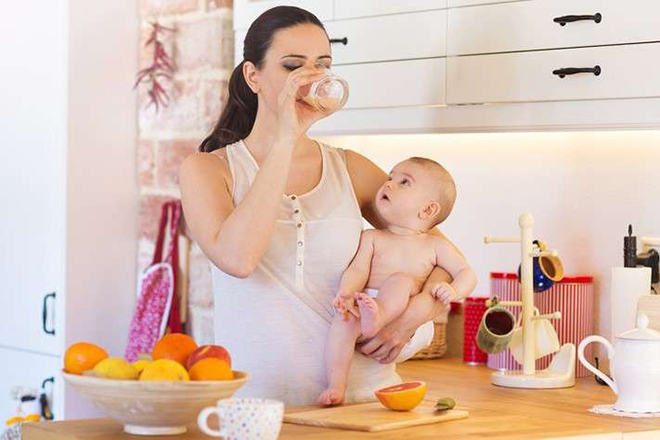 Mẹ uống nước cam