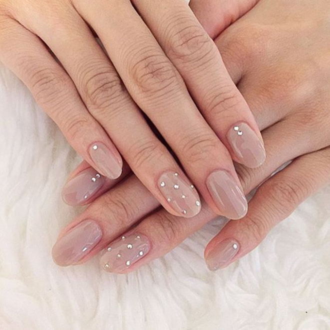 Nail đính đá đơn giản nhất cho màu nude