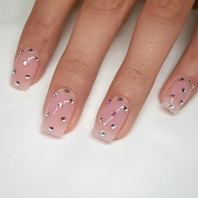 Nail đính đá đơn giản có thể làm tại nhà