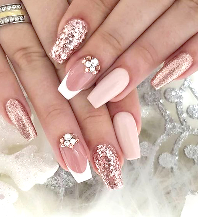 Nail Tết đính đá cho màu trong sang trọng
