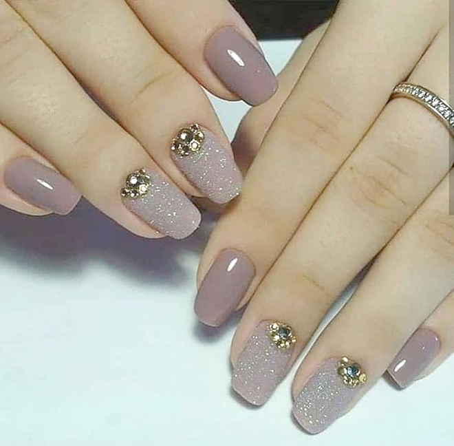 Nail đính đá bán nguyệt