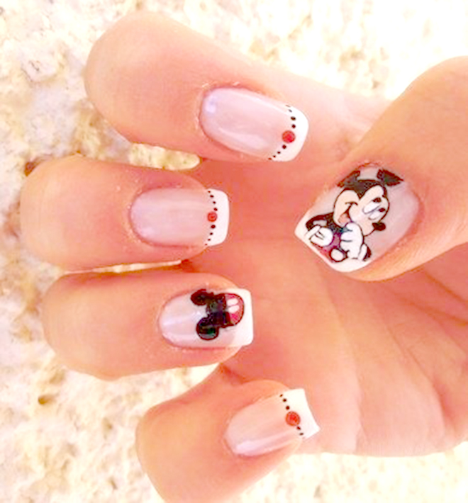 Nail màu trong Mickey decal