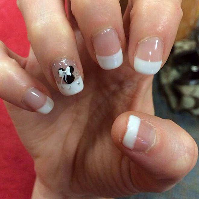 Nail màu nền trong viền móng đính đá