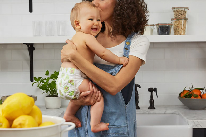 Mẹ bồng bé vui vẻ