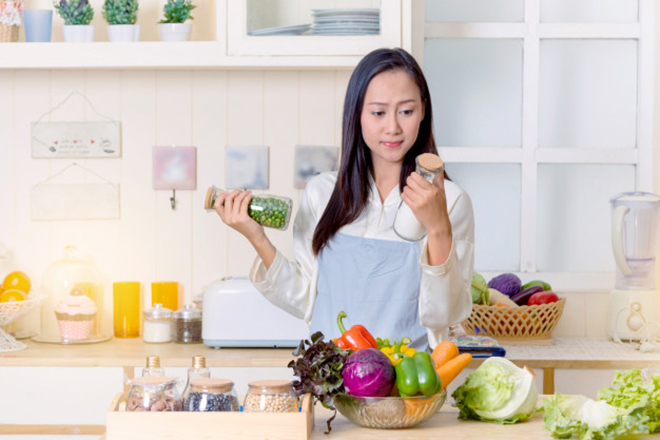Phụ nữ chuẩn bị nấu ăn