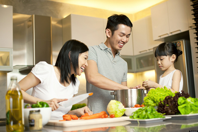 Gia đình cùng nấu ăn