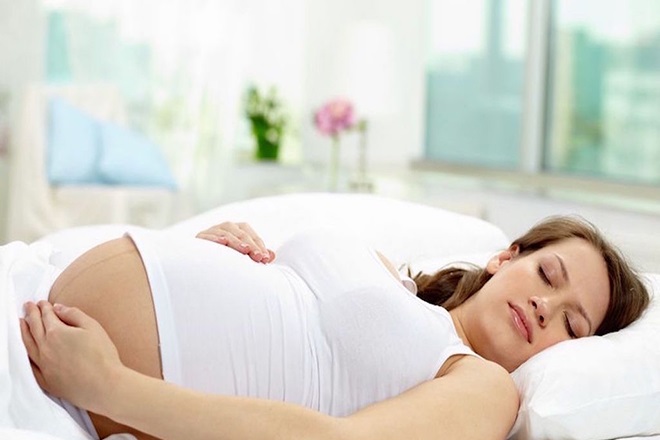 Bà bầu nằm nghỉ