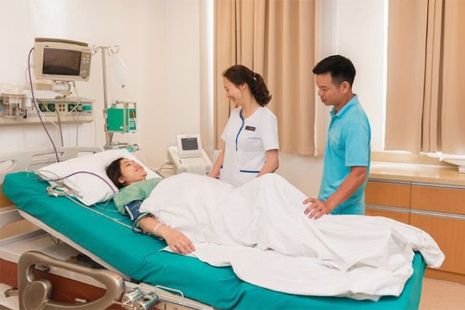 Bác sỹ kiểm tra cho mẹ bầu