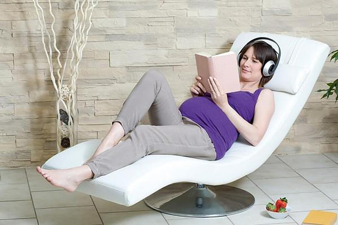 Mẹ bầu nằm đọc sách