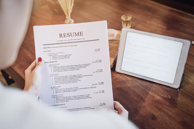 Phụ nữ cầm tờ Resume