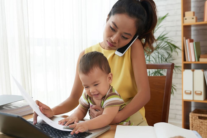 Mẹ bỉm sữa đang làm việc