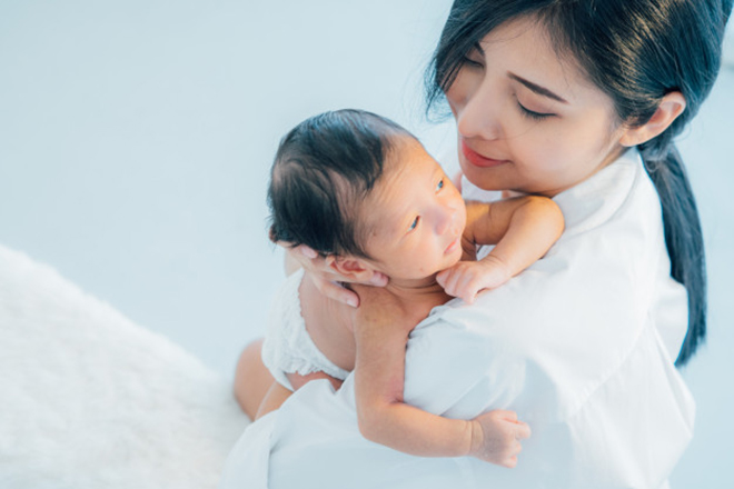 Mẹ bồng bé sơ sinh