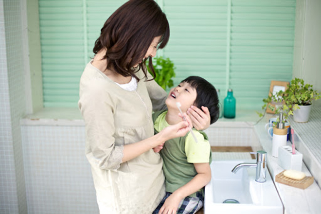 Mẹ giúp trẻ đánh răng