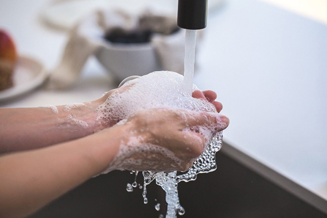 Rửa tay bằng xà phòng diệt khuẩn