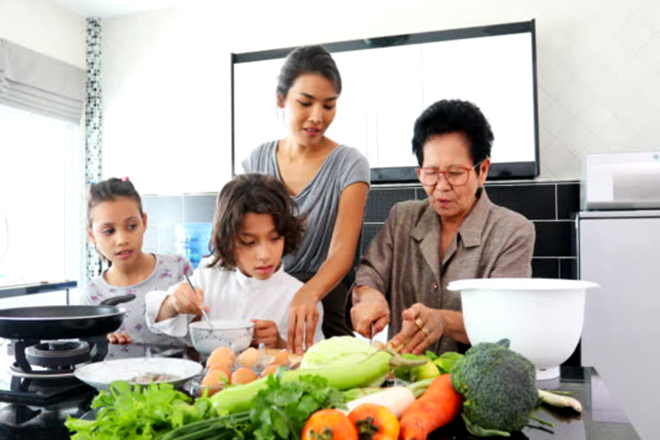 Gia đình cùng nấu nướng