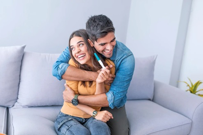 Cặp đôi hạnh phúc vì có thai