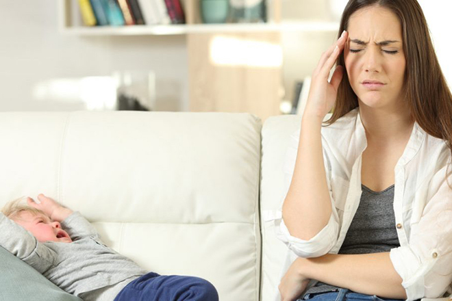 Mẹ nhức đầu vì bé ăn vạ