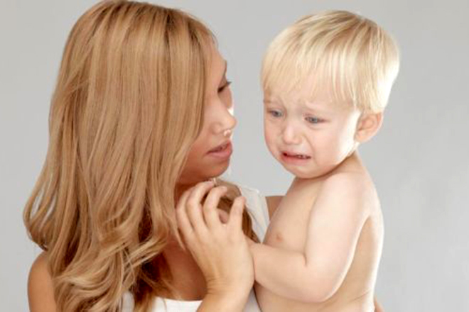 Xoa dịu bé