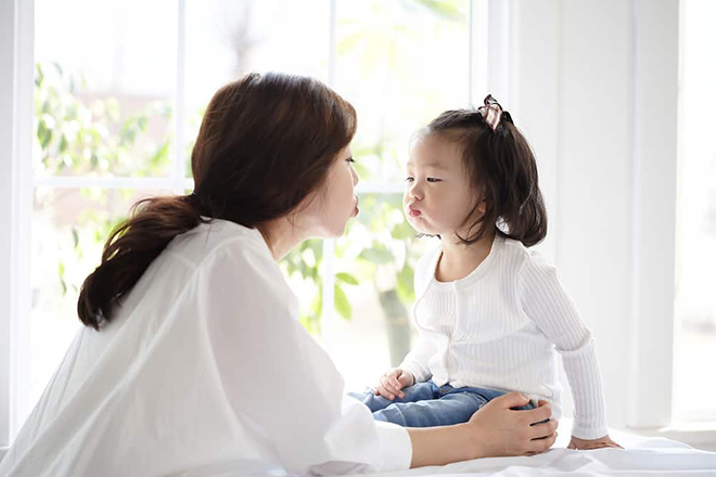 Mẹ âu yếm bé