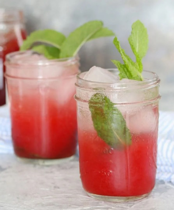 Cách làm nước uống với mứt dâu tây, lá bạc hà và soda