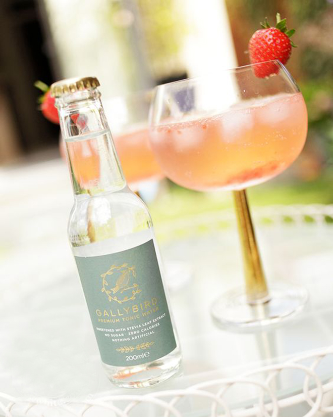 Nước uống với mứt dâu, gin và tonic