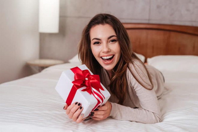 Ngày 14 tháng 2 Valentine đỏ tặng quà