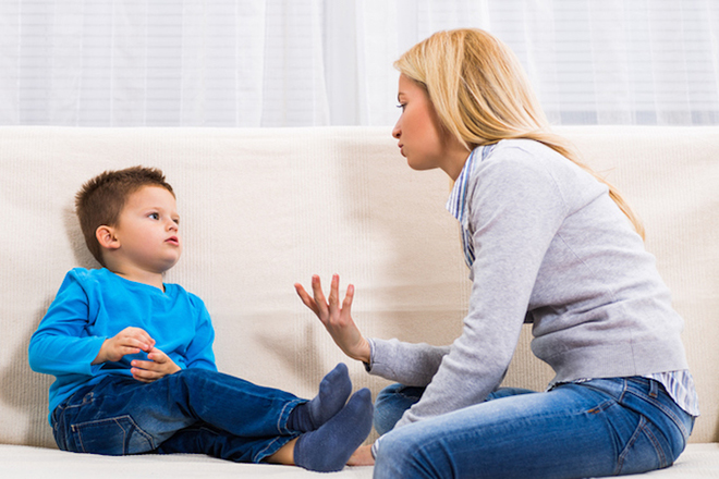 Mẹ nói chuyện với trẻ