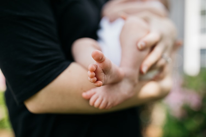 Mẹ bế em bé