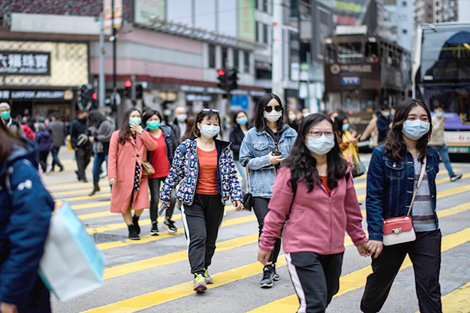 Người đeo khẩu trang đi ngoài đường