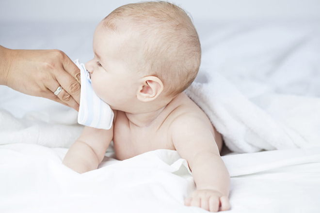 Bé sơ sinh bị sổ mũi