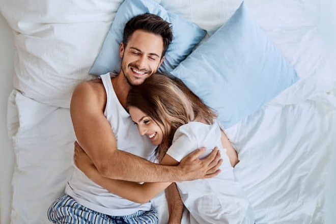 Vợ chồng nằm trên giường