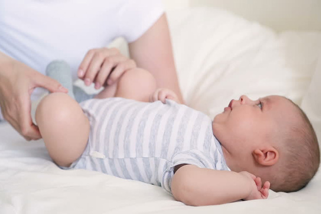 Bé mặc đồ ngắn
