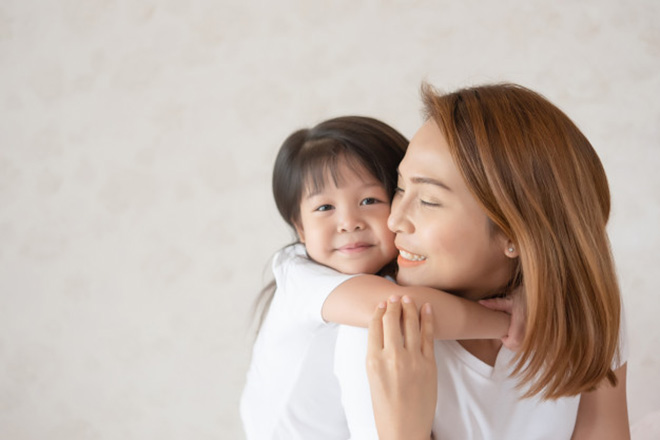 Mẹ cõng bé