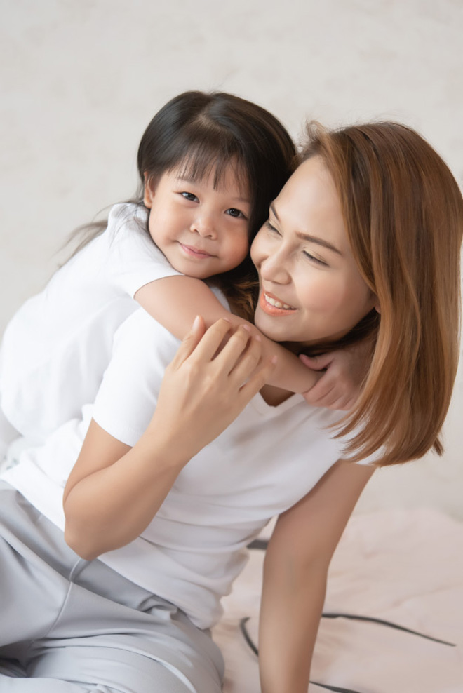 Thỏ núp sau lưng mẹ