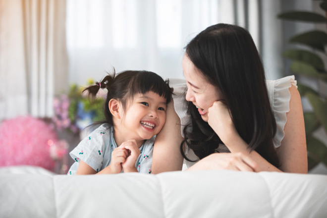 Mẹ nói chuyện cùng bé
