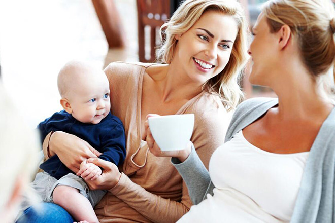 Bà bầu nói chuyện với bạn