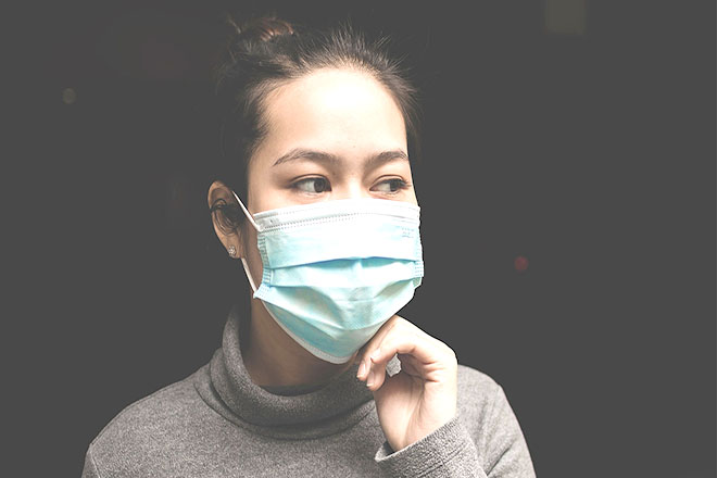 Phụ nữ đeo khẩu trang