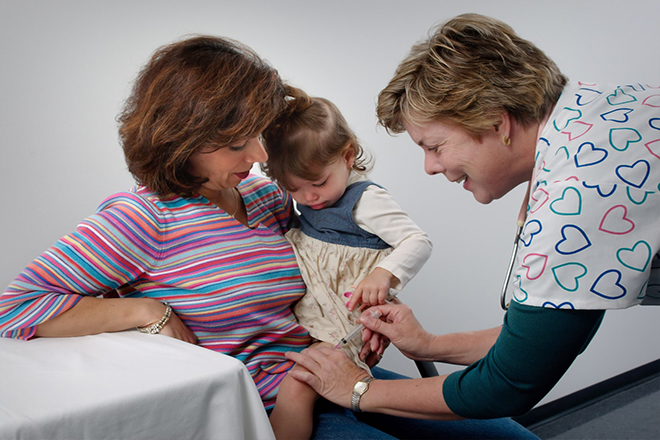 Tiêm vaccine cho bé