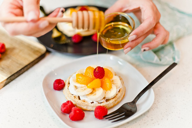 Thêm mật ong cho bánh pancake