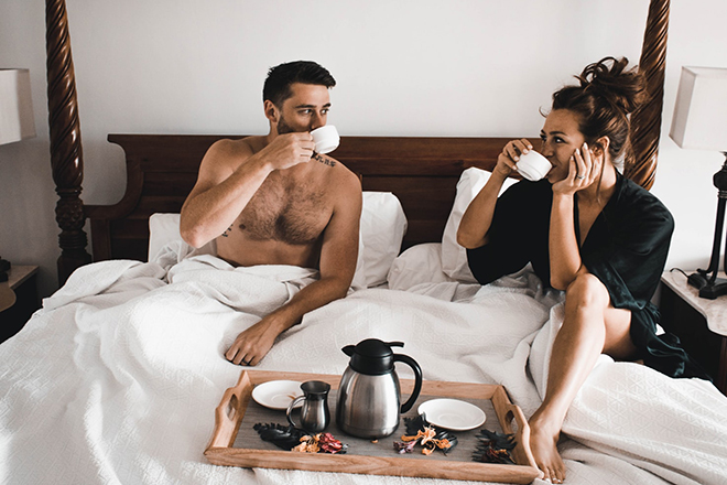 Cặp đôi nhìn nhau âu yếm