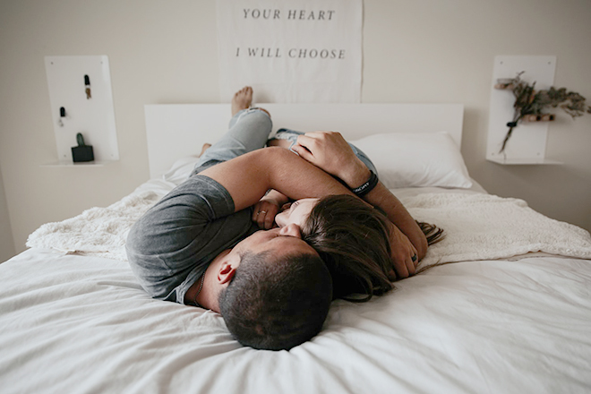 Cặp đôi nằm ôm nhau