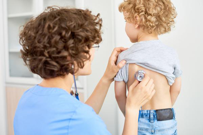 Bác sỹ khám phổi cho trẻ
