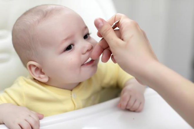 Mẹ đút thức ăn dặm cho bé