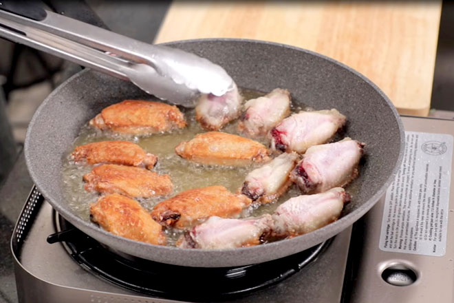 Chiên vàng đều hai mặt