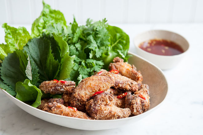 Đĩa gà chiên có rau