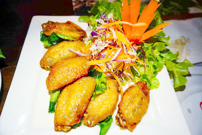 Đĩa cánh gà có salad