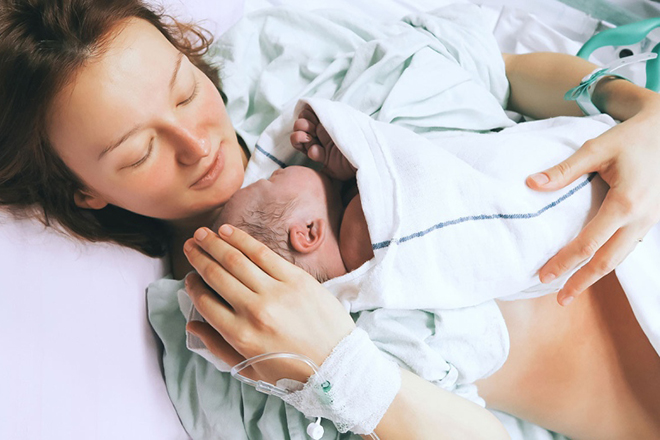 Bé tiếp da với mẹ