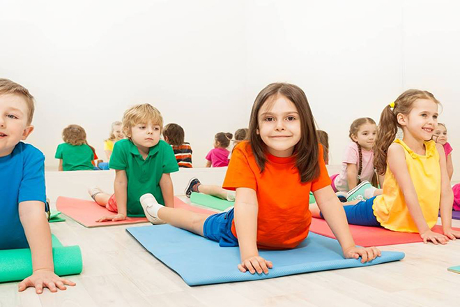 Trẻ đang tập yoga