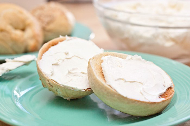 Cream cheese quết bánh mì