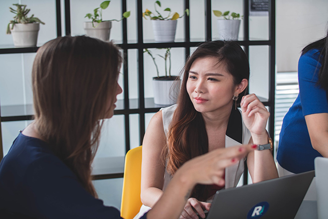 Phụ nữ nói chuyện với nhau
